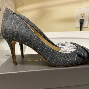 Ann Taylor Yolanda Bow pumps like new